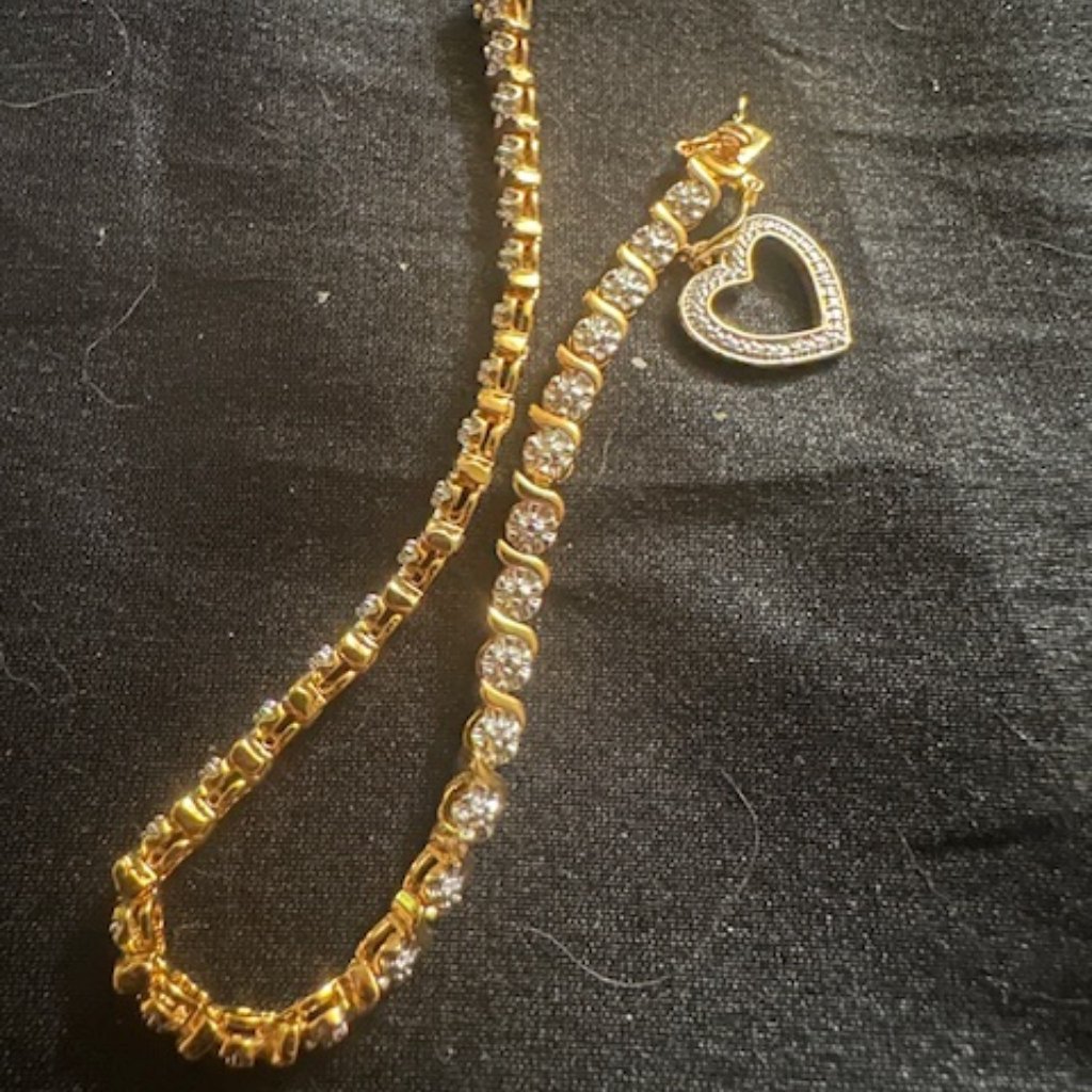 Radiant Romance: Paj Heart Charm Bracelet